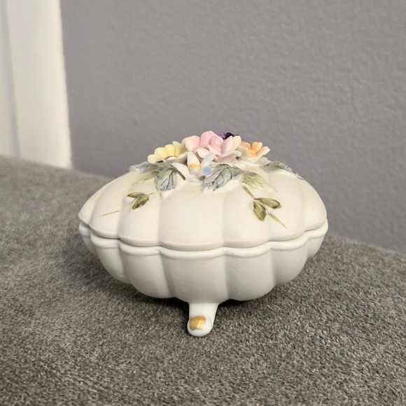 Vtg Lefton Clam Shell Trinket Box Footed Porcelain 3D Floral Vanity Dresser READ - Picture 3 of 12